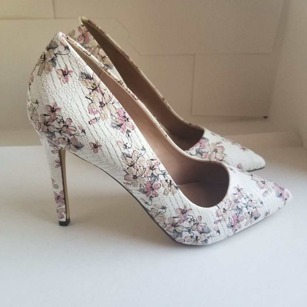 Call It Spring Vegan Floral Pointed sz 8.5